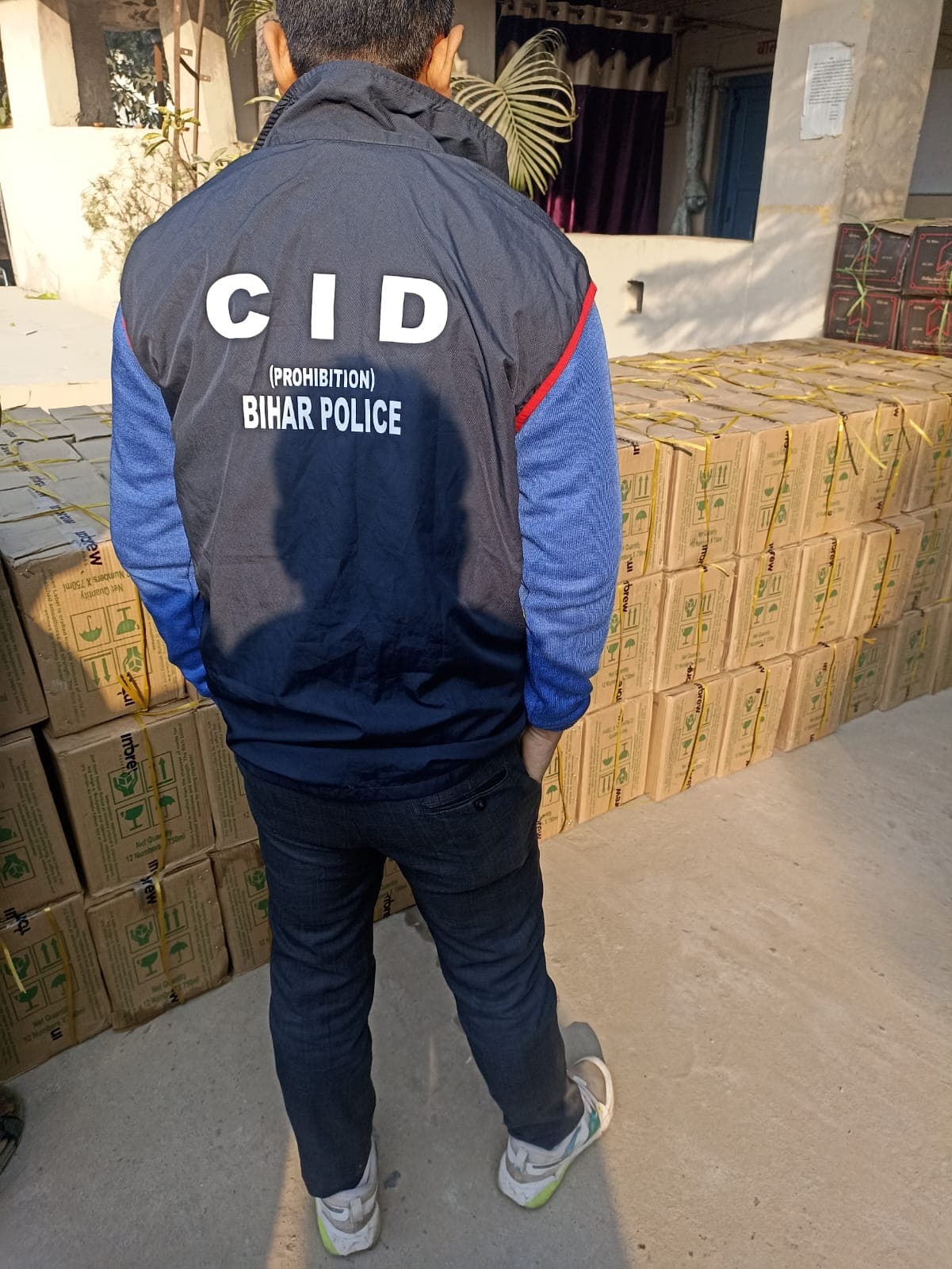 बिहार मद्यनिषेध विभाग की बड़ी कार्रवाई: पातेपुर में गुप्त सूचना पर धरा गया शराब से लदा ट्रक, 1800 लीटर खेप बरामद