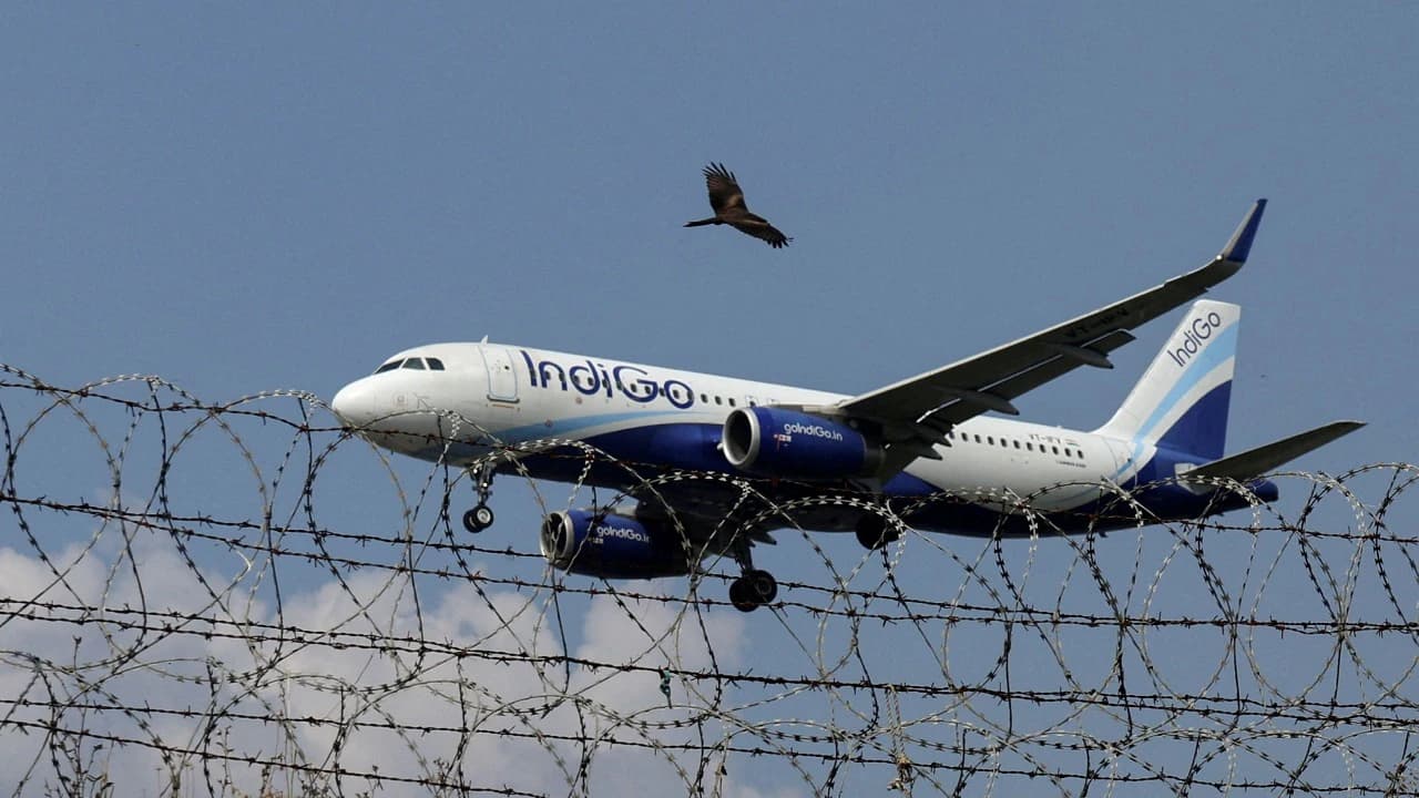 Indigo Crisis: 4 दिनों में 2000+ उड़ानें रद्द, DGCA की छूट के बावजूद हालात सामान्य होने में लगेंगे 3 महीने; सरकार ने हवाई किराए पर लगाई लगाम
