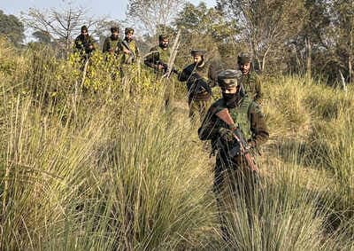 जम्मू-कश्मीर: केंद्रीय गृह सचिव गोविंद मोहन ने उपराज्यपाल मनोज सिन्हा के साथ सुरक्षा व्यवस्था की समीक्षा की; आतंकवाद विरोधी अभियानों और परिचालन तत्परता पर गहन विमर्श