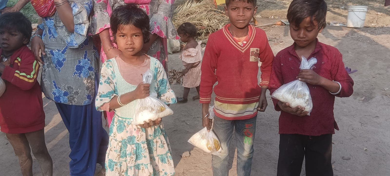 महान विभूतियों को नमन: स्लम बस्ती में Abhinav Bhojan Bank की अनोखी पहल