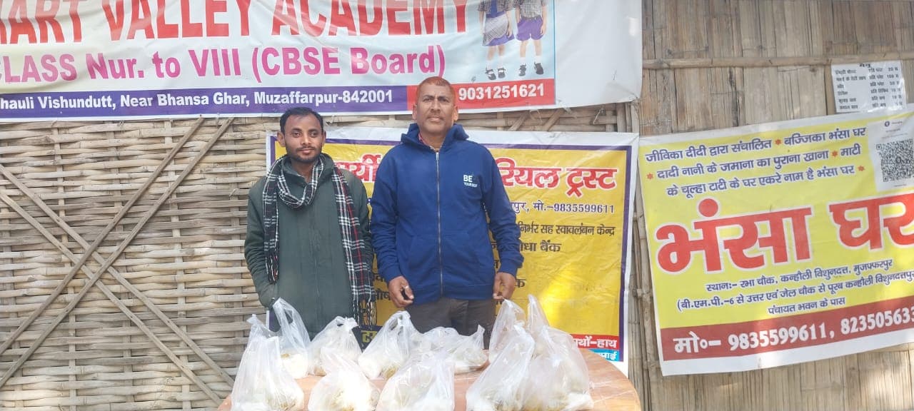 महाकवि जानकी वल्लभ शास्त्री की जयंती पर सेवा का संकल्प: अभिनव भोजन बैंक ने आदिवासी टोला में कराया भोजन