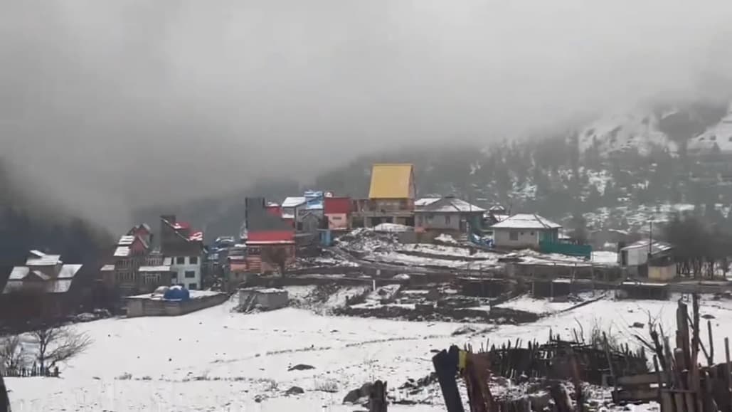 किश्तवाड़ के मचैल माता मंदिर क्षेत्र में भारी बर्फबारी: 'चिल्लई कलां' की शुरुआत के साथ वादी में बिछी सफेद चादर