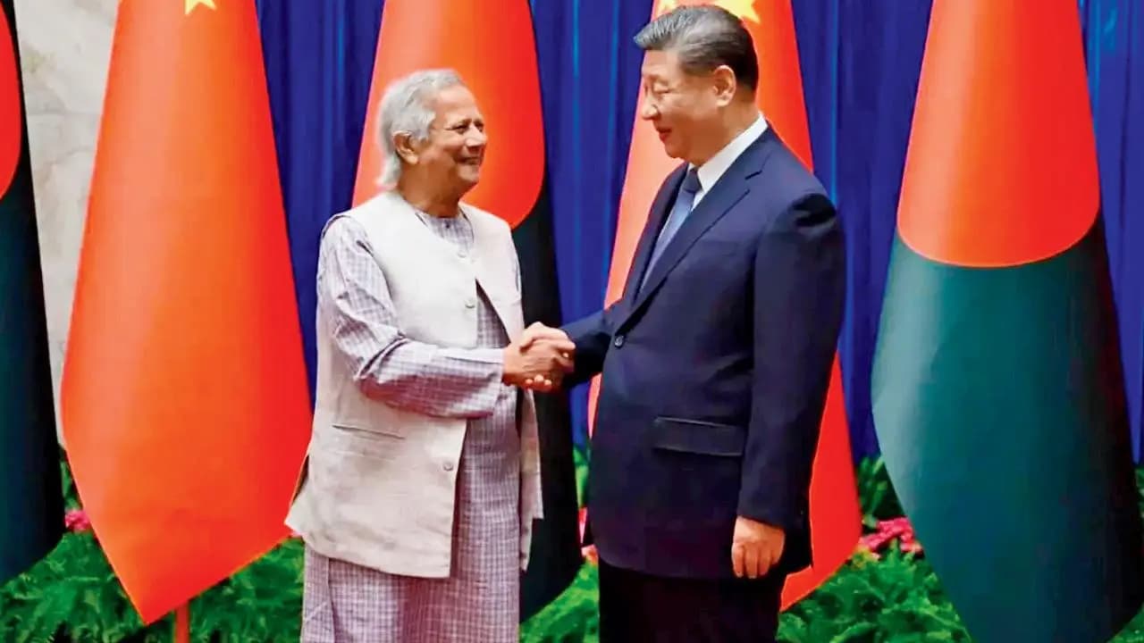 बांग्लादेश की 'आँख मिचौली': यूनुस सरकार की तानाशाही और चीन से नजदीकियों के बीच सुलगते सवाल