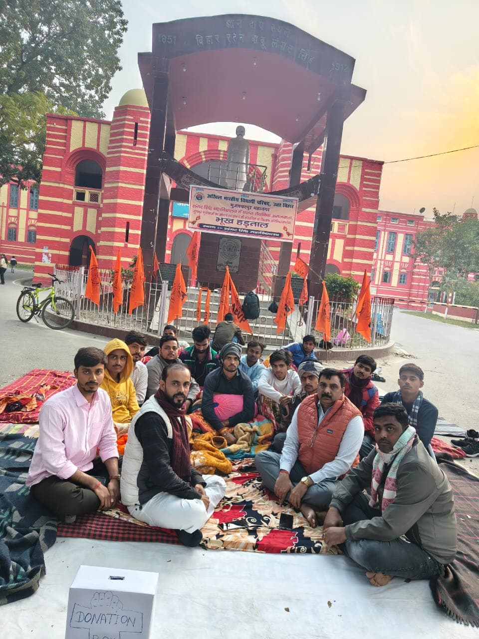 एल.एस. कॉलेज में रार: ड्यूक हॉस्टल खोलने के विश्वविद्यालय के आदेश को प्राचार्य ने दिखाया ठेंगा, छात्र भूख हड़ताल पर