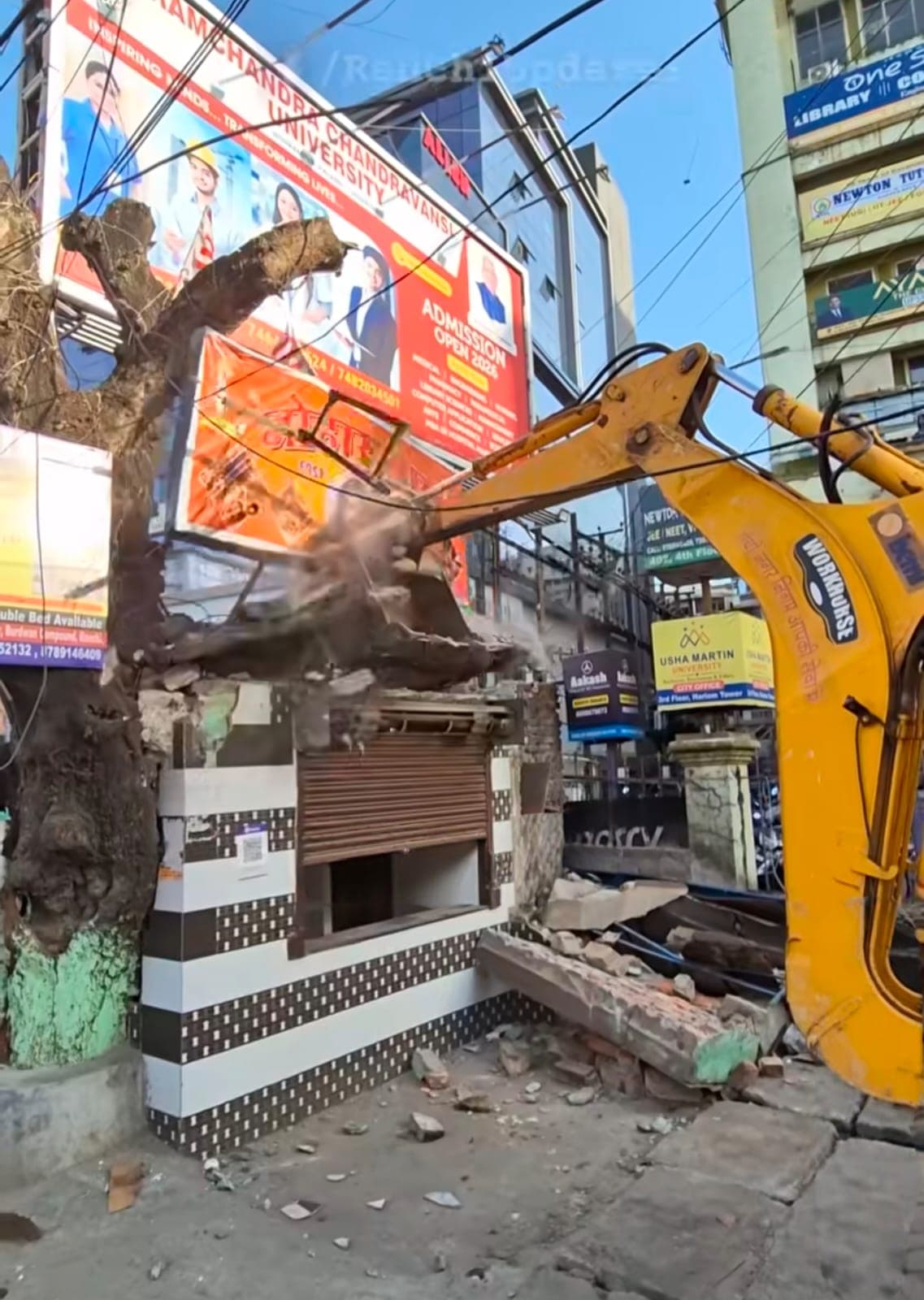 Ranchi Encroachment Drive: रांची के लालपुर में गरजा नगर निगम का बुलडोजर, सड़कों को कब्ज़ामुक्त कराने के लिए चला 'महा-अभियान'