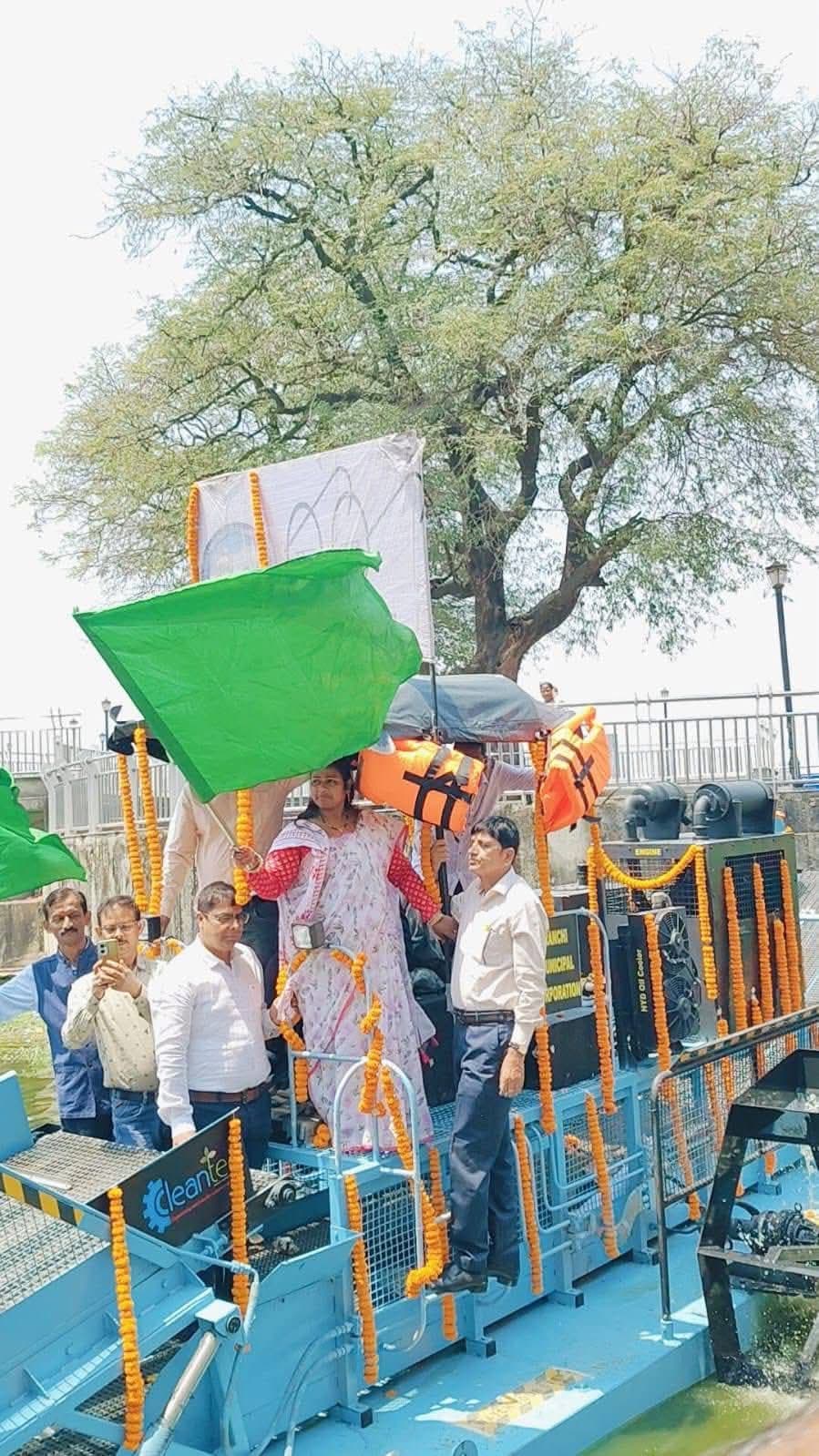 रांची: बड़ा तालाब में Weed Harvester Machine का उद्घाटन